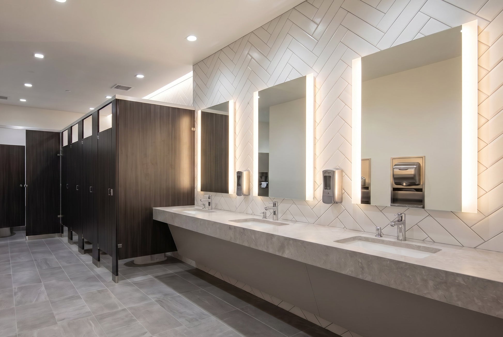 Séura Veil Mirror in modern bathroom with vanity area and stalls